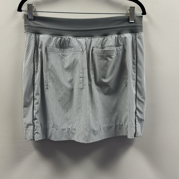 Athleta Brooklyn Textured 16" Skirt Skort Gray White Stripe Size 8 Activewear - Picture 2 of 8
